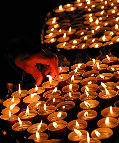 Человек зажигает свечу во время церемонии — стоковое фото