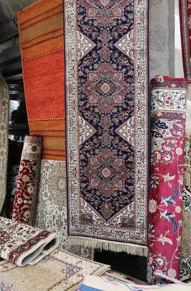 Alfombras para la venta en el puesto de mercado étnico —  Fotos de Stock