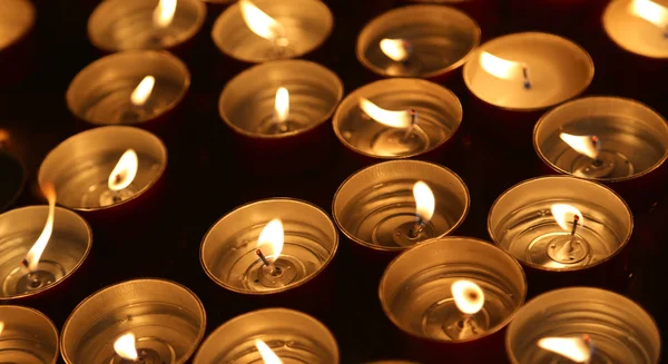 Kaarsen verlicht met de warme vlam tijdens de religieuze ceremonie — Stockfoto