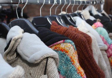 birçok vintage giyim ve kullanılan kazak asılı durak