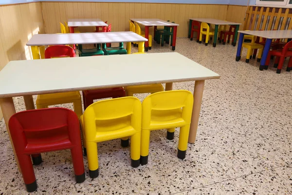 Refeitório de uma escola para crianças com cadeiras e mesas pequenas — Fotografia de Stock