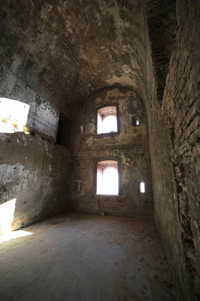 Amplio espacio de las ruinas de un antiguo fuerte utilizado por los soldados durin — Foto de Stock