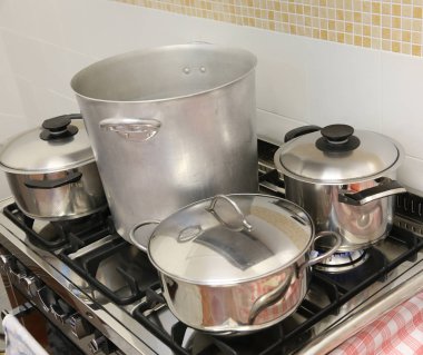 büyük endüstriyel kitch ocakta birçok büyük çelik tava