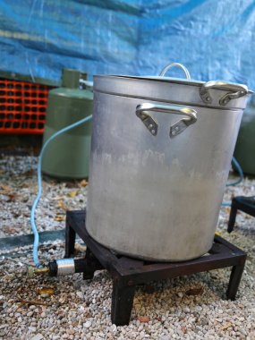 gaz şişesi ve mutfak gıda hazırlama için tencereye