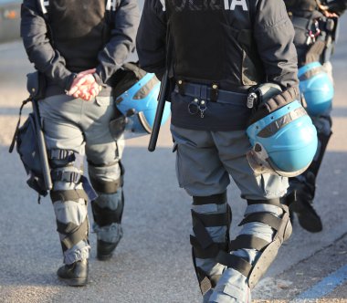 İtalyan polisi flak ceket ve koruyucu hel ile isyan viteste