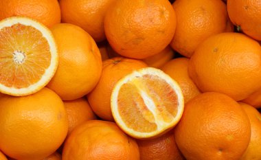 Olgun portakal ve bir portakal Manav ahır kesmek