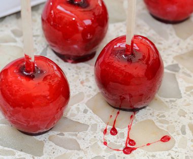 ahşap sopa ile karamelize Kırmızı elma