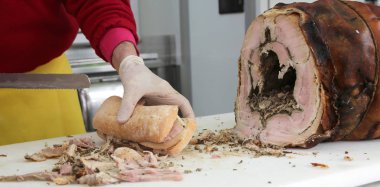 el t bir sandviç hazırlamak için domuz eti et Dilimleme Şef