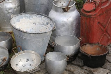 Eski Alüminyum kaplar ve bir antik kırmızı tank taşıma