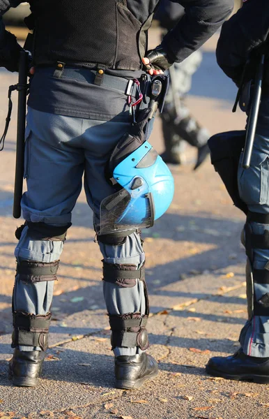 Policía en equipo antidisturbios con casco protector esperando a los fans —  Fotos de Stock