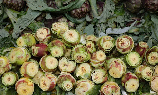 Färska kronärtskockor och beredd till salu inom frukt- och vegetabl — Stockfoto