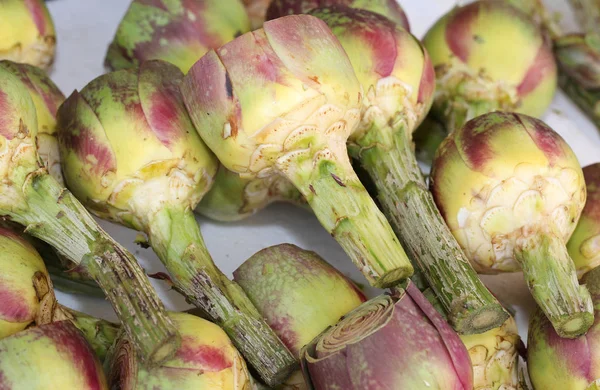 Verse artisjokken en bereid zijn te koop in de groenten- en vegetabl — Stockfoto