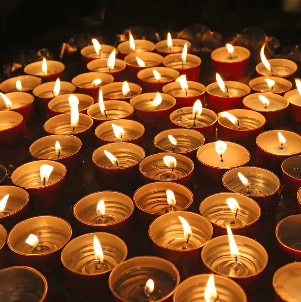 Svíce během náboženského obřadu — Stock fotografie