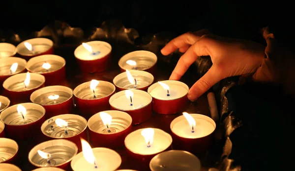 Gyermek egy gyertya világít a vallási szertartás során — Stock Fotó