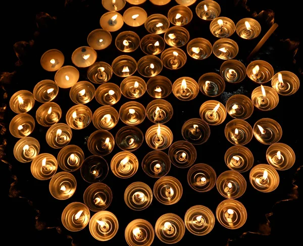 Candele accese con la calda fiamma durante la cerimonia religiosa — Foto Stock