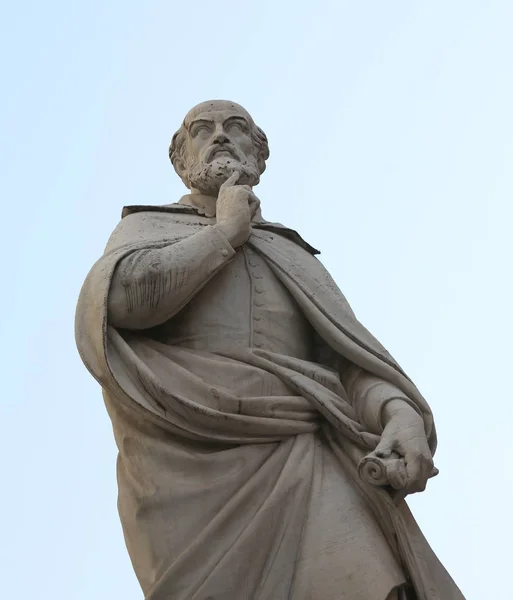 Statue des berühmten Architekten andrea palladio in der Innenstadt von vi — Stockfoto