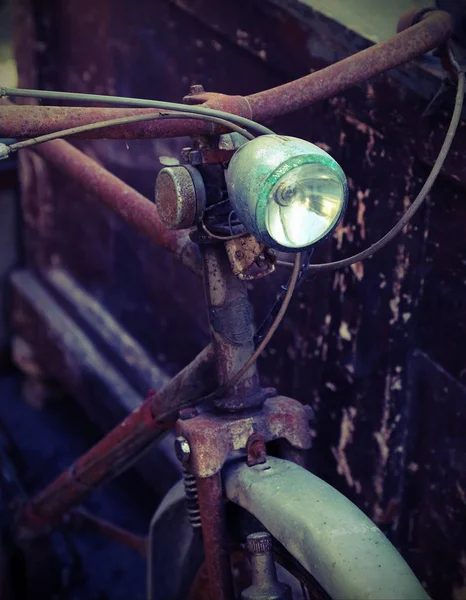 Rozsdás kerékpár a fényszóró — Stock Fotó