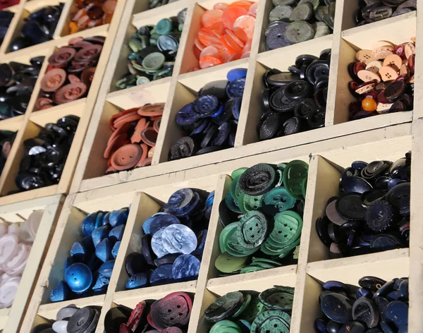 Botões à venda em haberdashery italiano — Fotografia de Stock