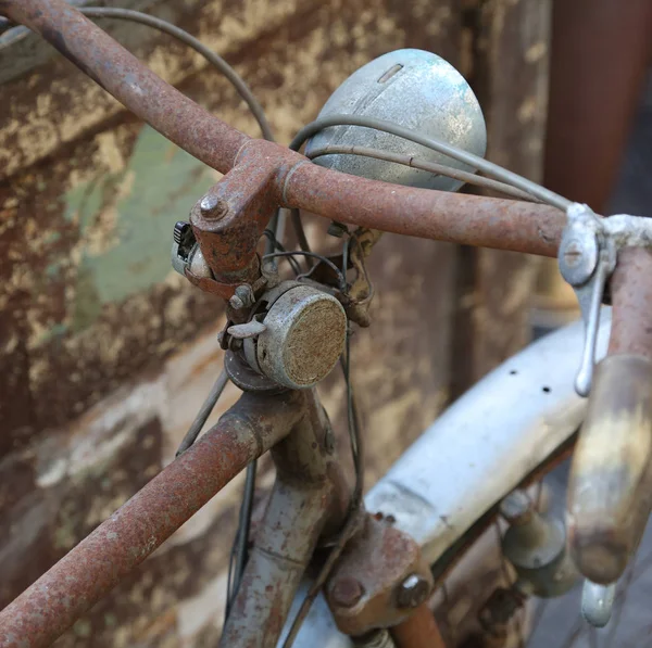 Bicicleta oxidada con faro —  Fotos de Stock