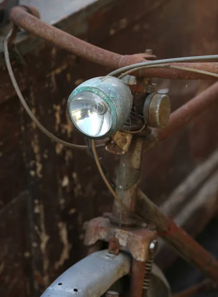 Bicicleta oxidada con faro —  Fotos de Stock