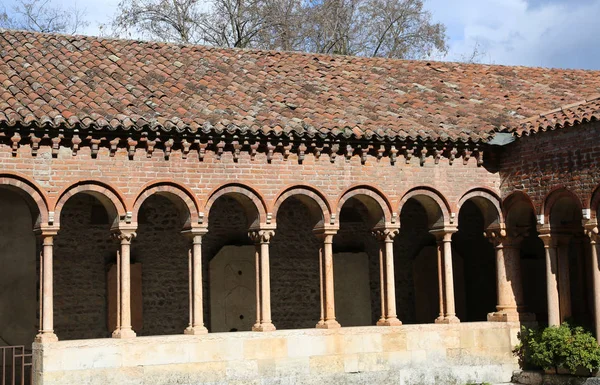 Kreuzgang einer antiken abtei auf der basilika san zeno in verona ital — Stockfoto