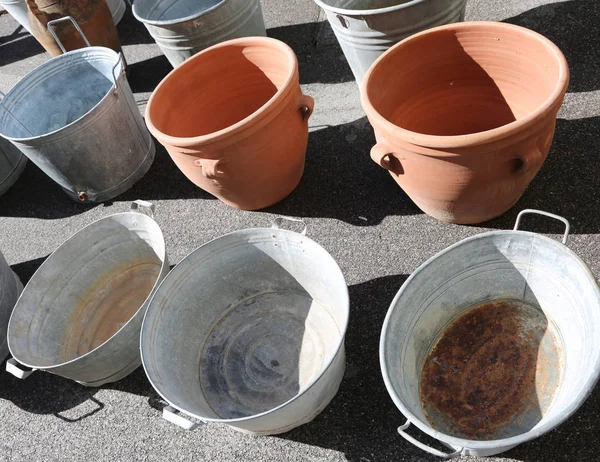 Aluminum buckets and clay pots for sale at the market — Stock Photo, Image