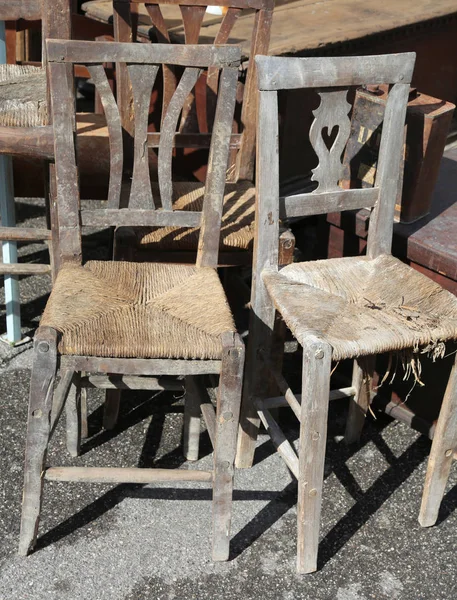 Sillas de mimbre para la venta en el mercado de antigüedades al aire libre — Foto de Stock