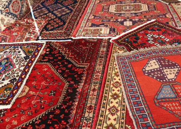 不同的质量在市场上出售的许多地毯 — 图库照片