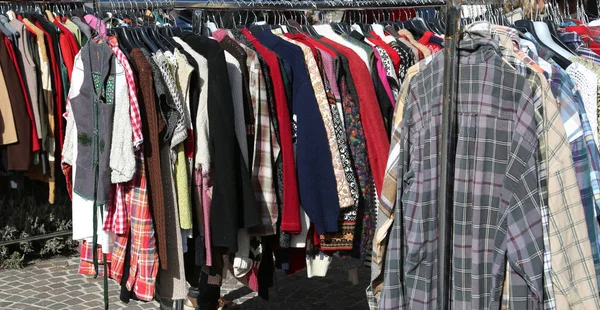 Ropa colgada de perchas para la venta en el mercado de pulgas —  Fotos de Stock