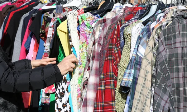 Žena, která kupuje oblečení na trhu — Stock fotografie
