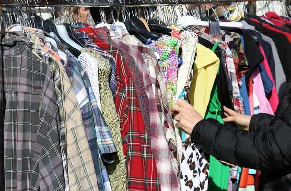 Mujer que compra ropa en el mercado — Foto de Stock