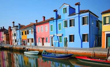 Burano Adası ve yansıma etkisi ile ile suda lo