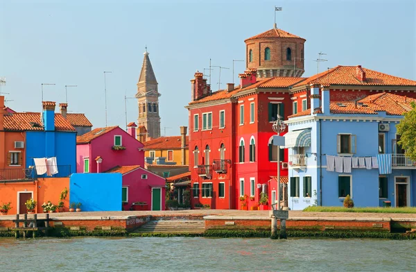 Ilha de Burano perto de Veneza Itália com a torre inclinada — Fotografia de Stock