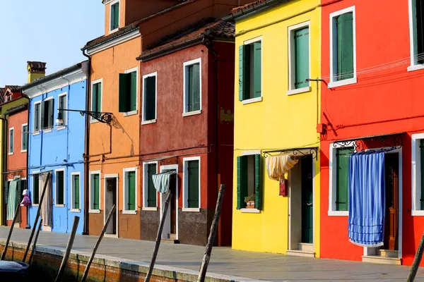Insel burano und farbenfrohe häuser in italien — Stockfoto