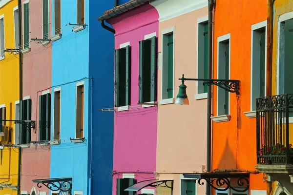 I Italien och de färgglada husen nära Ven ön på Burano — Stockfoto