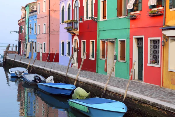 Ostrov Burano a čluny, vodní a barevné domy n — Stock fotografie