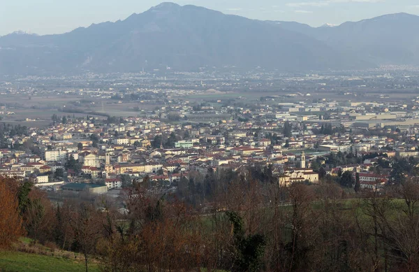 Panorama of a small town in northern Italy with a background of — Stock Photo, Image