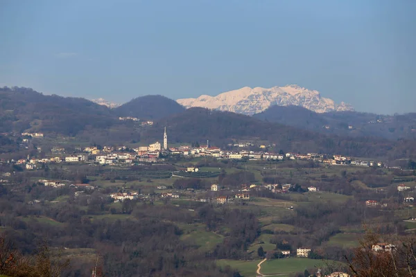 Panorama de una pequeña ciudad en el norte de Italia con montañas —  Fotos de Stock