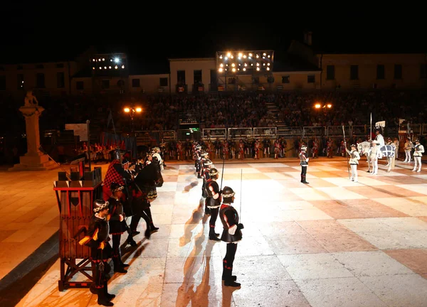 Marostica, VI, Italia - 9 settembre 2016: partita a scacchi con vera pe — Foto Stock