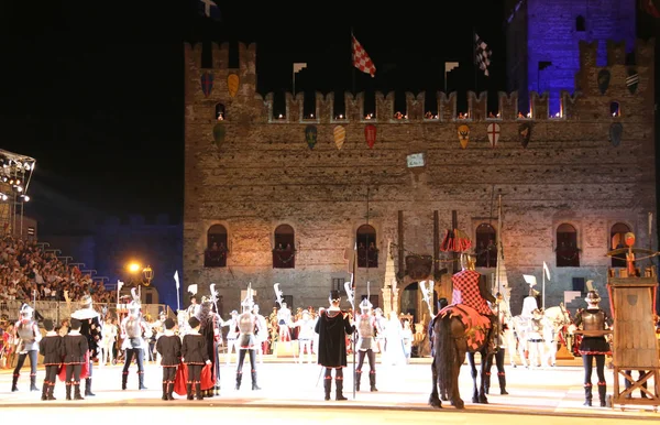 Marostica, Vi, Itálie – 9. září 2016: šachová hra s reálné p — Stock fotografie