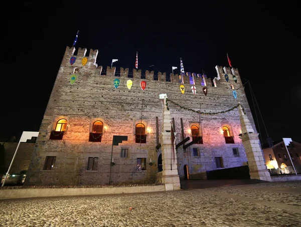 Marostica, VI, Italia - 9 de septiembre de 2016: Castillo medieval por nig — Foto de Stock