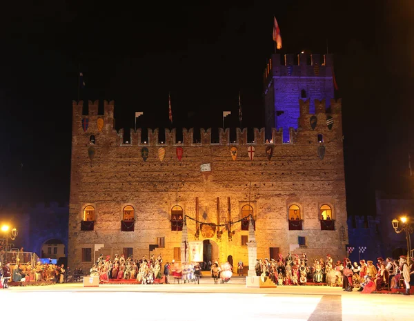 Marostica, VI, Italia - 9 de septiembre de 2016: Castillo Medieval y th — Foto de Stock