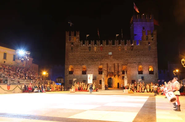 Marostica, VI, Italia - 9 de septiembre de 2016: Castillo Medieval y th — Foto de Stock