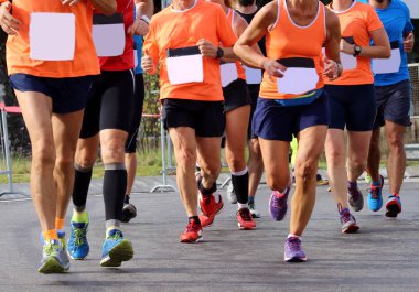 bacaklar yolda birçok koşucu