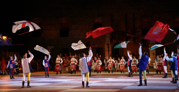 Marostica, VI, Itália - 9 de setembro de 2016: vacilador de bandeira durante um ano — Fotografia de Stock