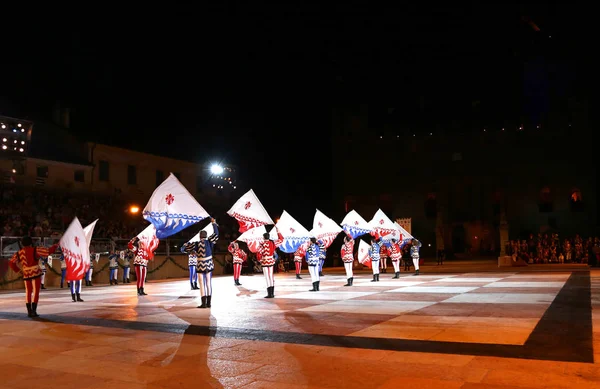 Marostica, Vi, Itálie – 9. září 2016: vlajky nositeli během — Stock fotografie