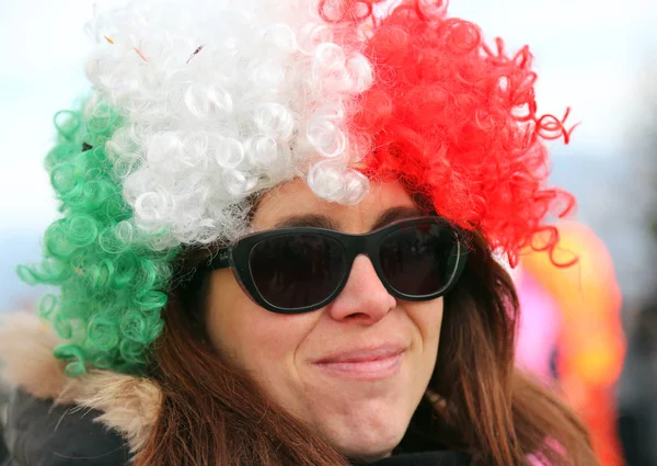 Bella ragazza con una grande parrucca e occhiali da sole — Foto Stock