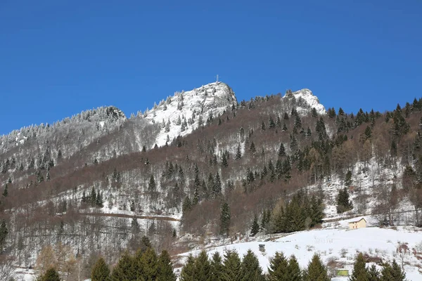 冬の白い雪と高い山 — ストック写真