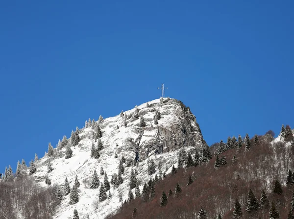 Vetta innevata della montagna più alta con croce in cima — Foto Stock