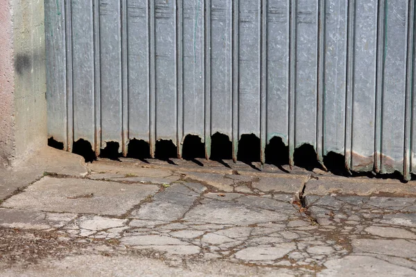 Poort van de verwoeste garage tegen weer elementen — Stockfoto